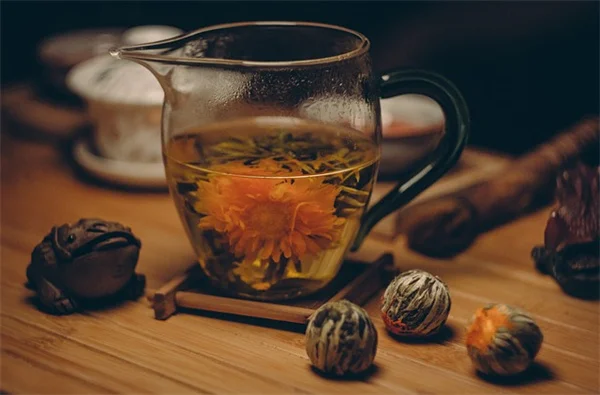 花壇の草取りはなぜ難しい?プロが教える予防と対策の完全ガイド